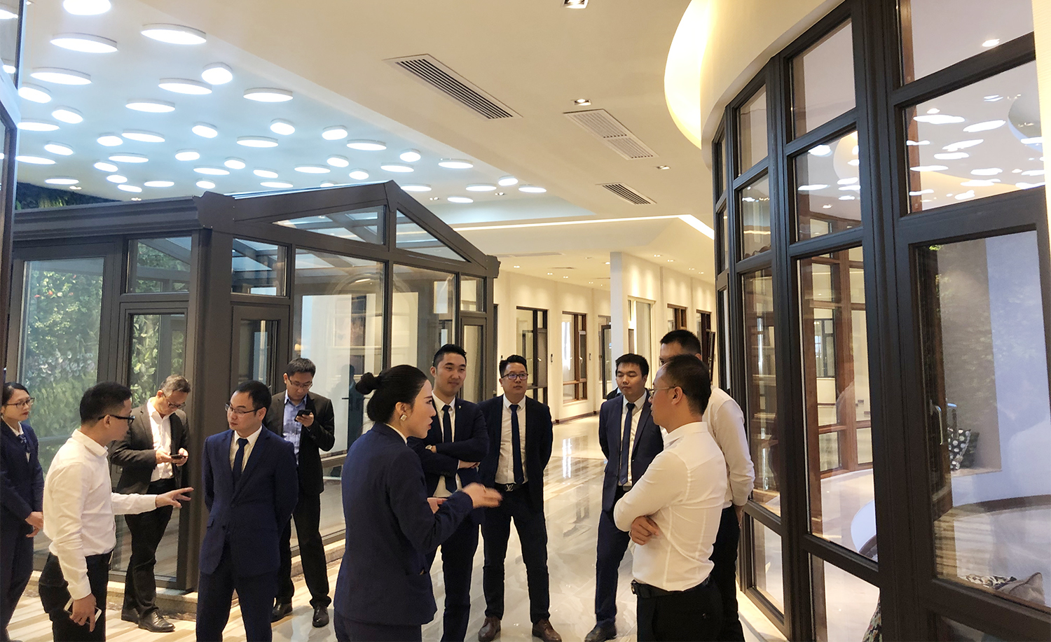 致尚高層領(lǐng)導(dǎo)陪同居然之家福建分公司考察團(tuán)參觀展廳