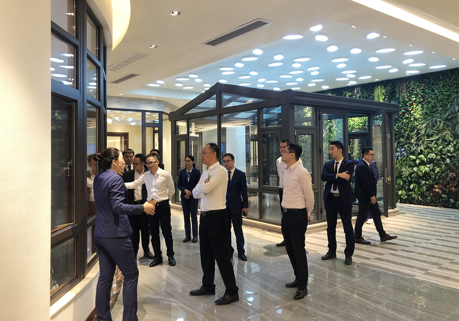 致尚高層領(lǐng)導(dǎo)陪同居然之家福建分公司考察團(tuán)參觀展廳